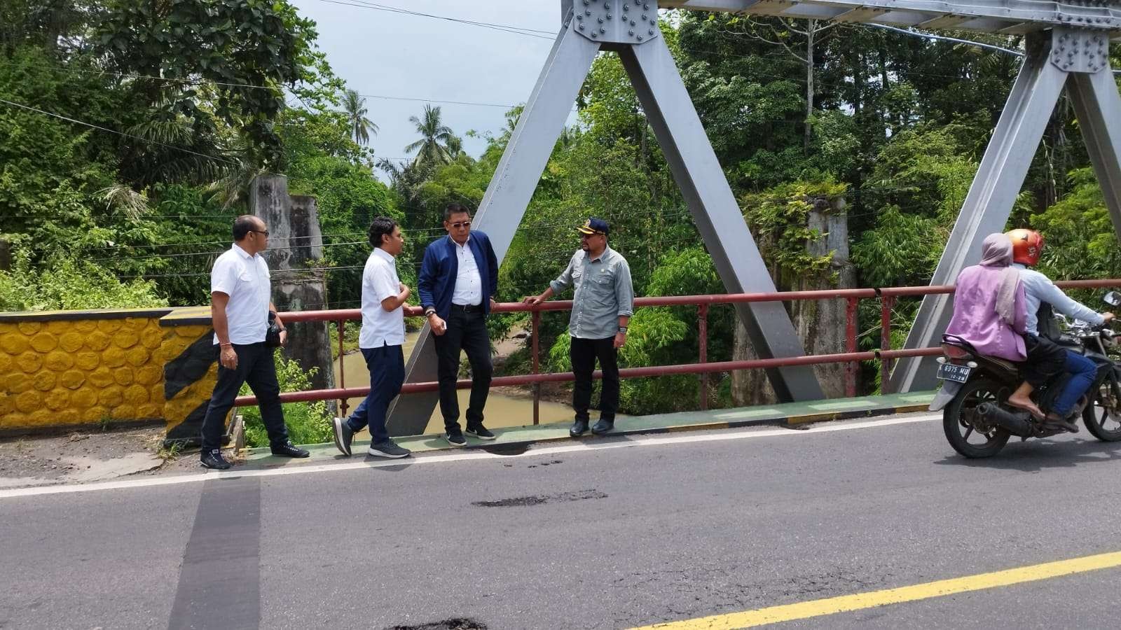 Anggota DPR RI Sumail Abdullah bersama tim BBPJN Jawa Timur-Bali melihat kondisi Jembatan Tambong. (Foto: Muh Hujaini/Ngopibareng.id)