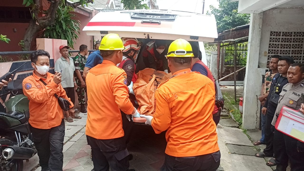 Proses evakuasi korban meninggal kebakaran di Jalan Menanggal (Foto: BPBD Surabaya)