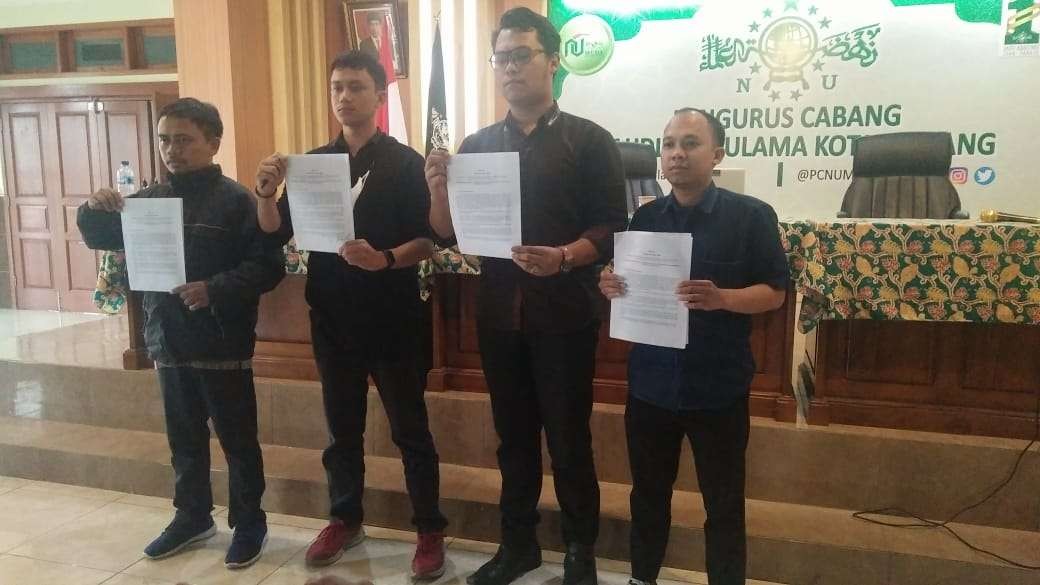 Koalisi Masyarakat Sipil saat membacakan tuntutan atas kejanggalan di sidang Tragedi Kanjuruhan, bertempat di Kantor PCNU Kota Malang, Senin 27 Februari 2023. (Foto: Istimewa)