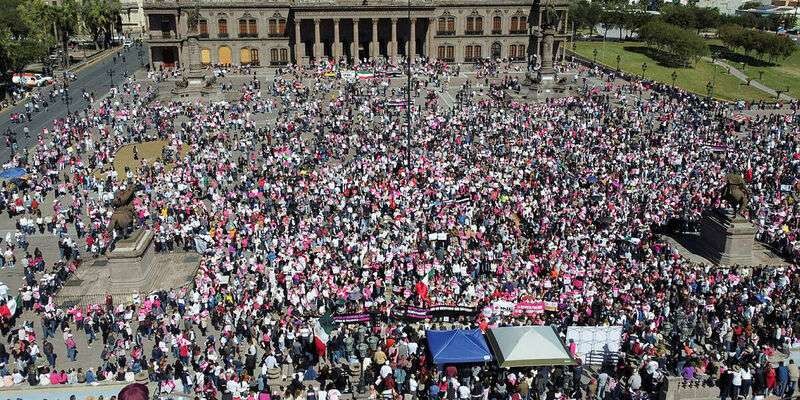 Warga Meksiko menggelar demo menolak reformasi Pemilu oleh Presiden Obrador. (Foto: Reuters)