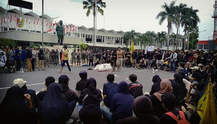 Ratusan aktivis PMII Jember menyampaikan evaluasi kritis terkait kepemimpinan Hendy - Gus Firjaun (Foto: Rusdi/Ngopibareng.id)