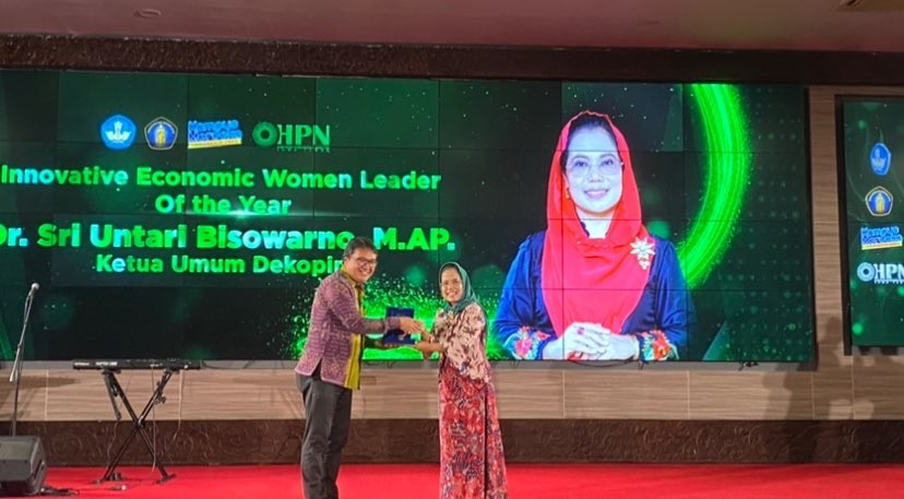 Ketua Umum Dekopin, Sri Untari saat menerima penghargaan Innovative Economic Woman Leader of The Year di Universitas Brawijaya (Foto: Lalu Theo/Ngopibareng.id)