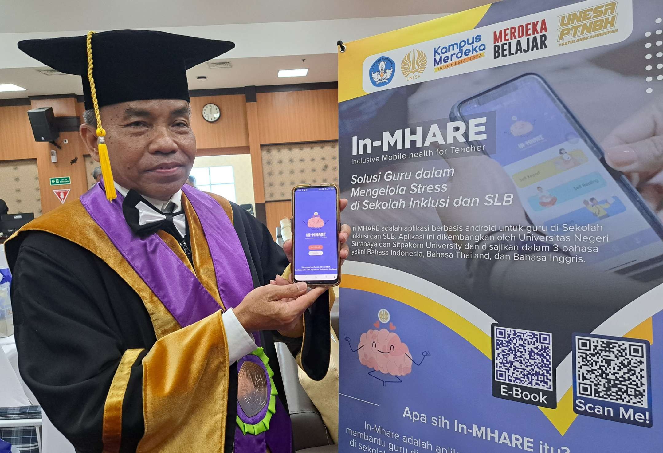 Prof Dr Sujarwanto M.Pd saat menunjukkan aplikasi In-MHARE (Inclusive Mobile Health For Teacher). (Foto: Pita Sari/Ngopibareng.id)