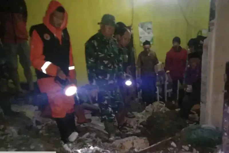Petugas mengevakuasi korban yang tertimbun longsor di Ngantang, Malang. (Foto: BPBD Malang)