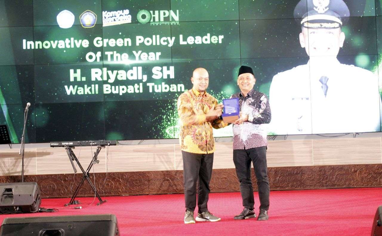 Wakil Bupati Tuban, H. Riyadi (kanan) saat menerima penghargaan kategori Innovative Green Policy Leader Of The Year dari Himpunan Pengusaha Nahdliyin Jatim. (Foto: Istimewa)