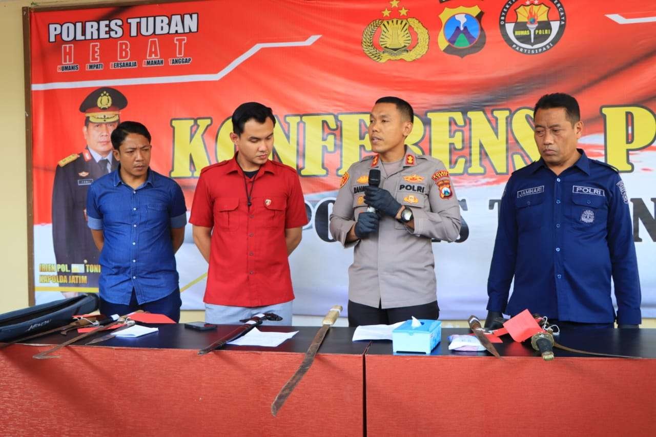 Kapolres Tuban didampingi Kasatreskrim dan Kasi Humas saat konferensi pers di Mapolres setempat (Foto: dok. Polres Tuban)