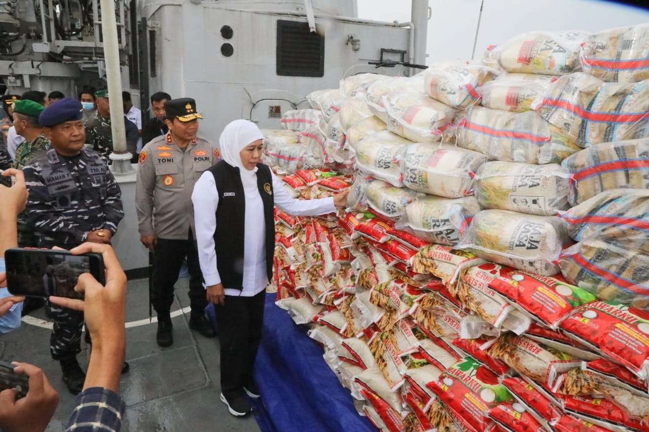 Gubernur Jatim, Khofifah Indar Parawansa saat melihat bahan pangan yang akan dikirim ke Masalembu di KRI Malahayati 362, Rabu 1 Maret 2023. (Foto: Humas Pemprov Jatim)