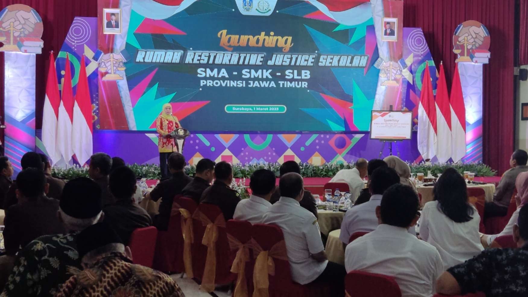 Gubernur Jatim, Khofifah Indar Parawansa saat memberi sambutan saat launching Rumah Restorative Justice Sekolah di SMKN 5 Surabaya, Rabu 1 Maret 2023. (Foto: Fariz Yarbo/Ngopibareng.id)