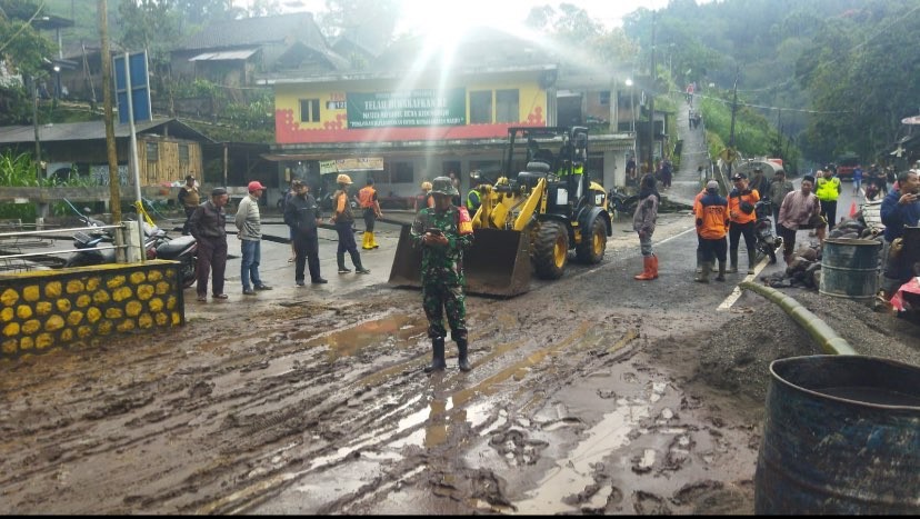 Longsor terjadi di jalur penghubung Malang-Kediri di Kecamatan Pujon, Malang (Foto: BPBD Kabupaten Malang)