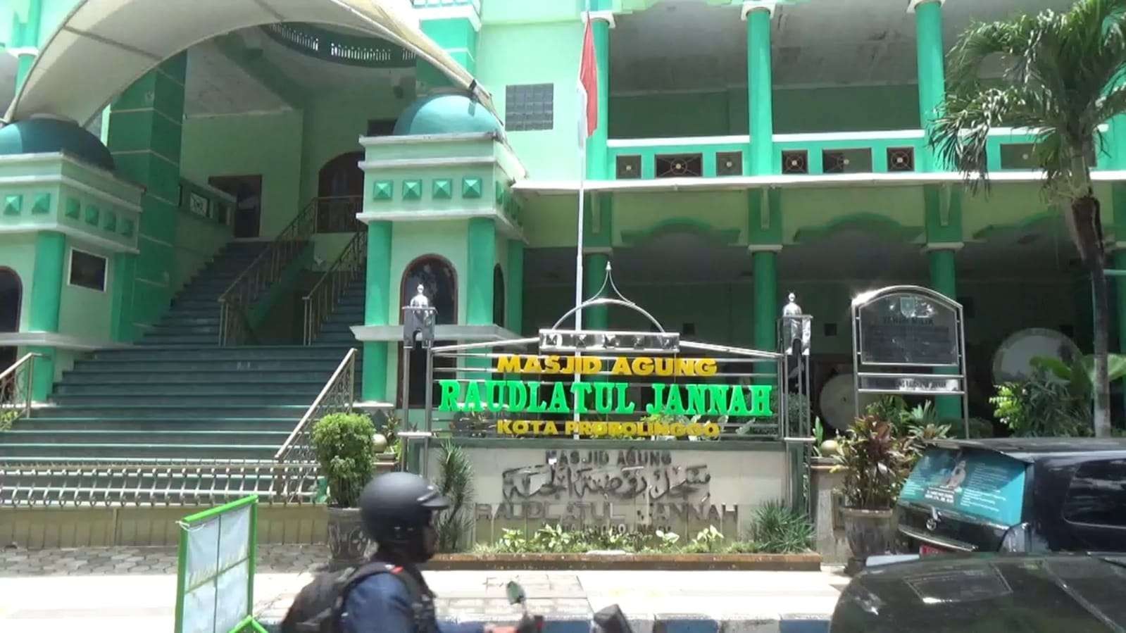 Komisi III DPRD Kota  Probolinggo saat melakukan inspeksi mendadak ke Masjid Agung Raudlatul Janah, Rabu, 1 Maret 2023. (Foto: Ikhsan Mahmudi/Ngopibareng.id)