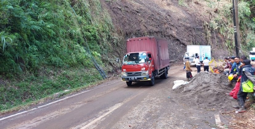 Akses Malang-Kediri mulai dibuka usai pembersihan material longsor (Foto: Lalu Theo/Ngopibareng.id)