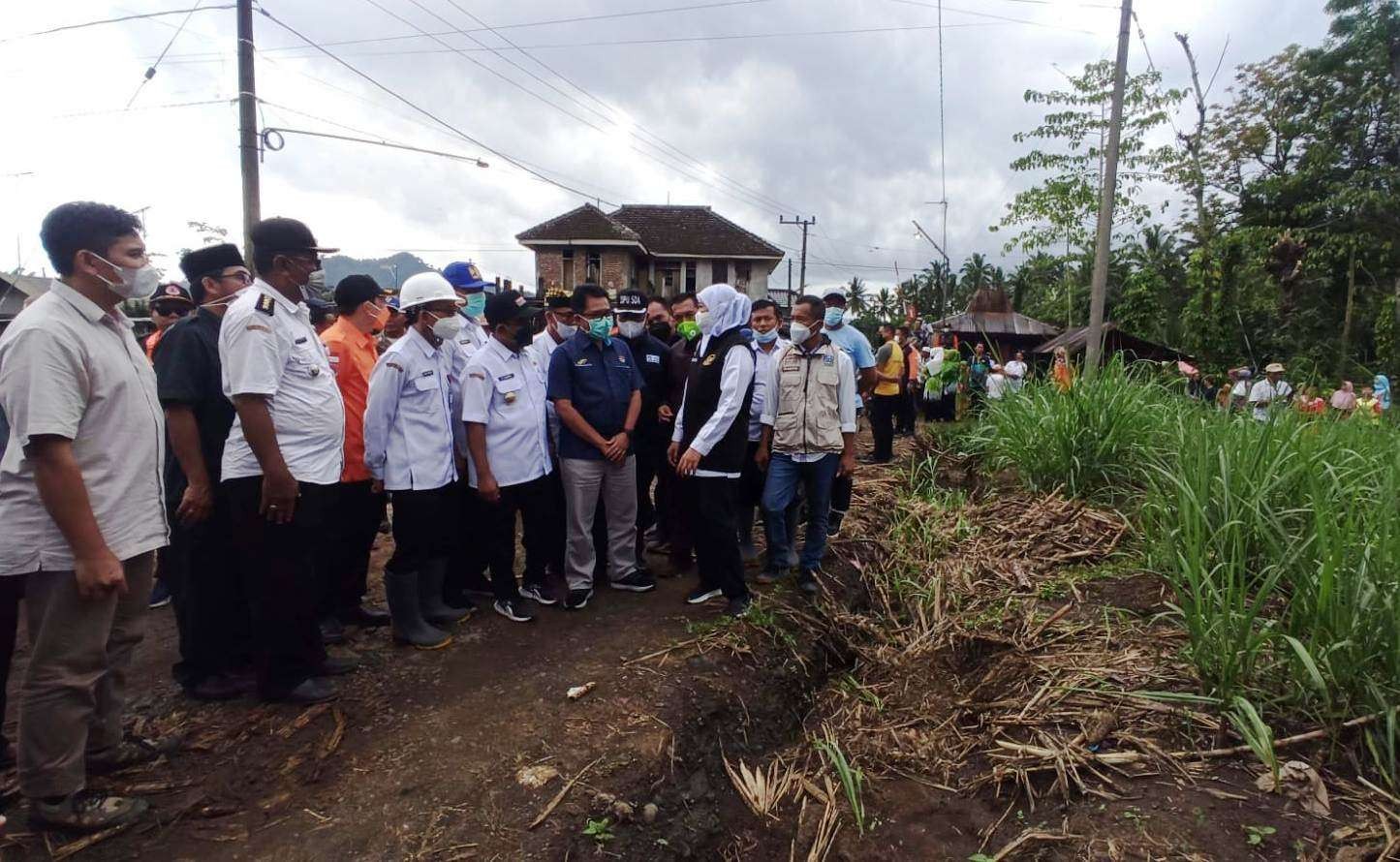 Gubernur Jawa Timur Khofifah Indarparawansa meninjau lahan untuk relokasi korban banjir Kalibaru  yang berada di kawasan PTPN XII pada 9 November 2022 lalu (foto: Muh Hujaini/Ngopibareng.id)