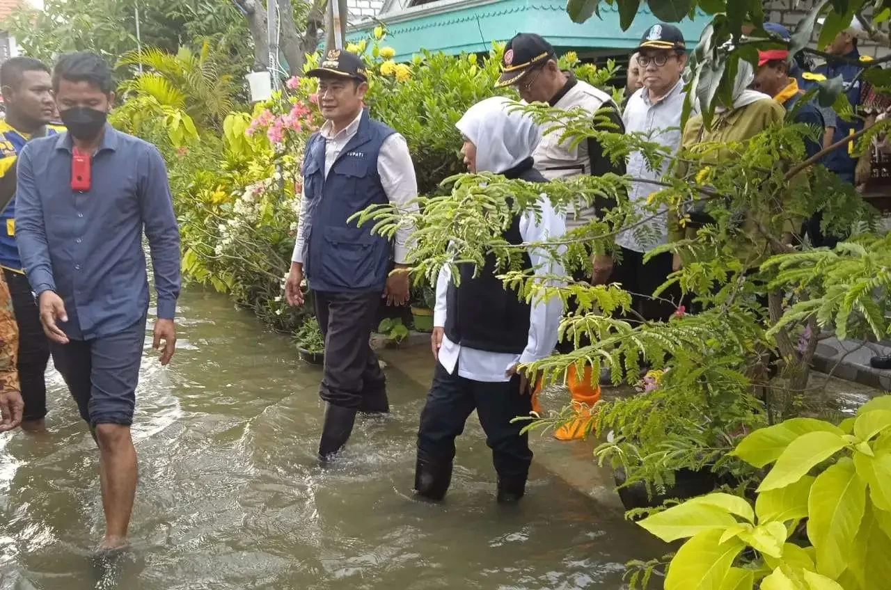 Gubernur Jawa Timur Khofifah Indar Parawansa menijau banjir di Dusun Pujut, Desa.Sidomulyo, Kecamatan Deket, Lamongan (Foto: Imron Rosidi/Ngopibareng.id)