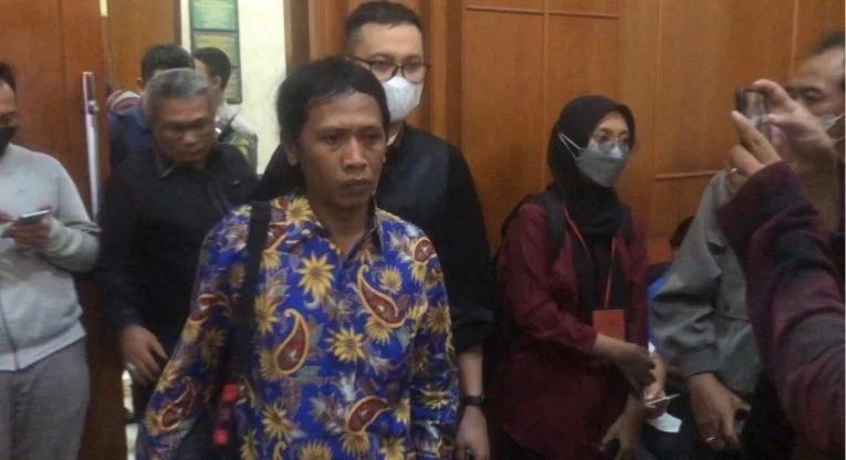 Ayah dari Korban Tragedi Kanjuruhan, Devi Athok saat hadir di Pengadilan Negeri Surabaya (Foto: Andhi Dwi/Ngopibareng.id)