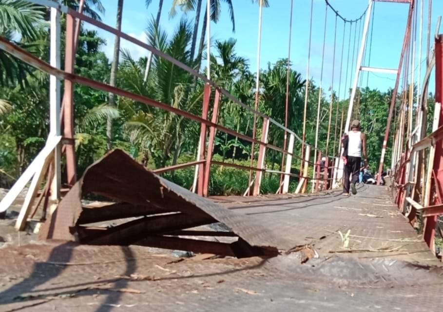 Jembatan gantung di Desa Ranon, Kecamatan Pakuniran, Kabupaten Probolinggo rusak pasca diterjang banjir. (Foto: Ikhsan Mahmudi/Ngopibareng.id)