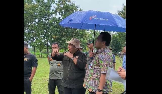 Bupati Blora Arief Rohman mendampingi Dirjen Perhutanan Sosial dan Kemitraan Lingkungan (PSKL) Kementerian LHK Bambang Supriyanto, Kamis 2 Maret 2023. (Foto: Ahmad Sampurno/ Ngopibareng.id)