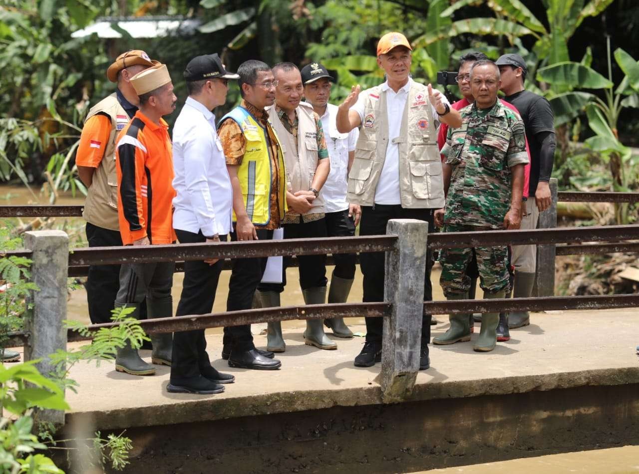 Tanggul Sungai Dawe di Desa Payaman, Kecamatan Mejobo, Kabupaten Kudus yang jebol mendapat perhatian dari Gubernur Jawa Tengah Ganjar Pranowo. (Foto: Dok Jateng)