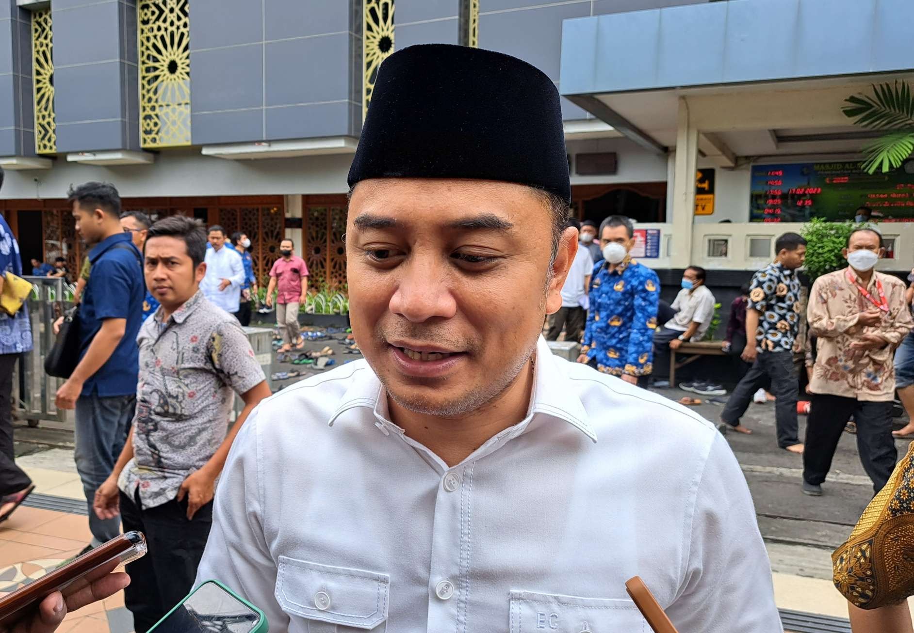 Walikota Surabaya, Eri Cahyadi saat ditemui awak media. (Foto: Pita Sari/Ngopibareng.id)