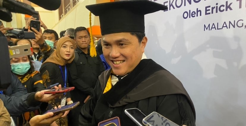 Menteri BUMN sekaligus Ketua Umum PSSI, Erick Thohir mendapatkan gelar doktor kehormatan dari Universitas Brawijaya atau UB. (Foto: Lalu Theo/Ngopibareng.id)