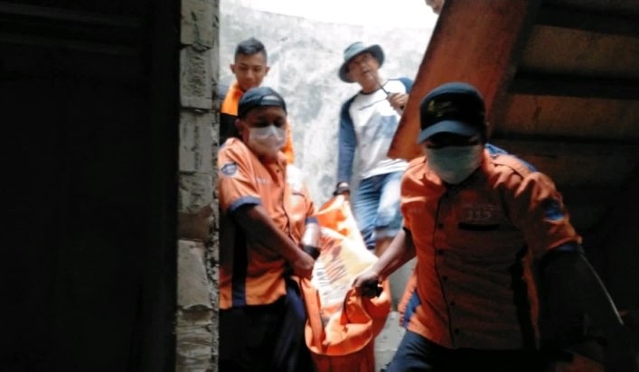Proses evakuasi pria asal Jember yang tewas gantung diri di Jalan Klampis Harapan (Foto: dok. BPBD Surabaya)