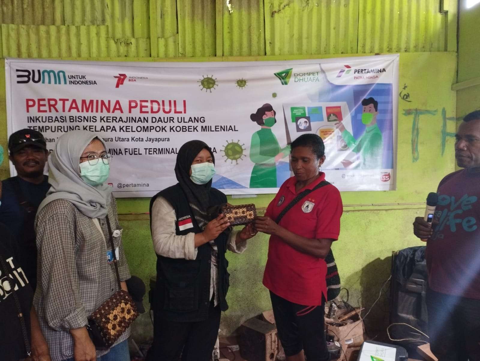 Layanan Kesehatan Cuma-Cuma Dompet Dhuafa Papua berkolaborasi dengan Pertamina Peduli gelar kegiatan pelatihan kerajinan tangan. (Foto: Dok LKC DD Papua)