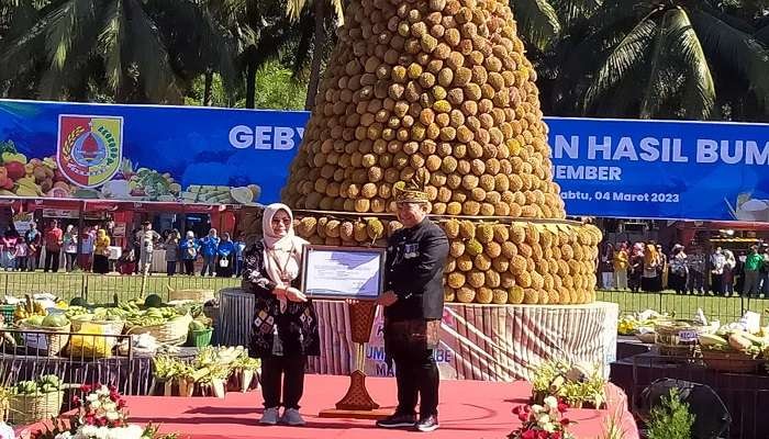 Lely Nuryati, Kepala Pusat Perlindungan Varietas Tanaman dan Perizinan Pertanian saat memberikan sertifikat varietas durian lokal Jember kepada Bupati Jember (Foto: Rusdi/Ngopibareng.id)