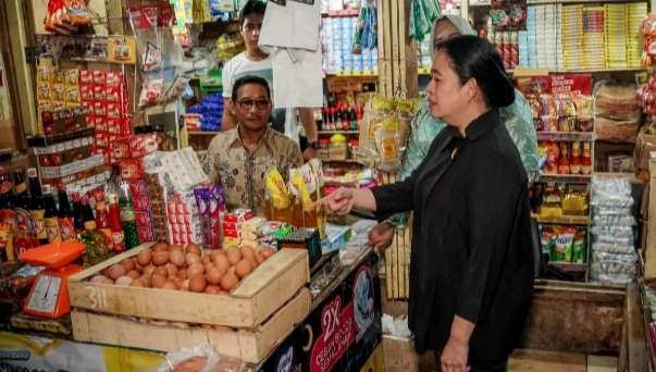 Ketua DPR RI Puan Maharani masuk pasar  mengecek harga sembko menjelang puasa ( foto: MC DPR)