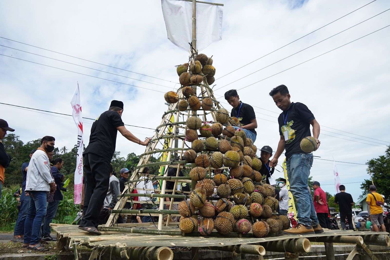 Masyarakat Desa Medowo, Kecamatan Kandangan, menggelar kegiatan Dahar Durian, Sabtu 4 Maret 2023 pagi. Menariknya dalam acara ini, masyarakat yang datang mendapatkan bagian buah durian untuk dapat dinikmati secara gratis. (Foto: Kominfo Kabupaten Kediri)