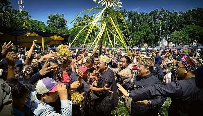 Ratusan warga berebut durian gratis yang dibagikan Bupati Jember Hendy Siswanto (Foto: Rusdi/Ngopibareng.id)