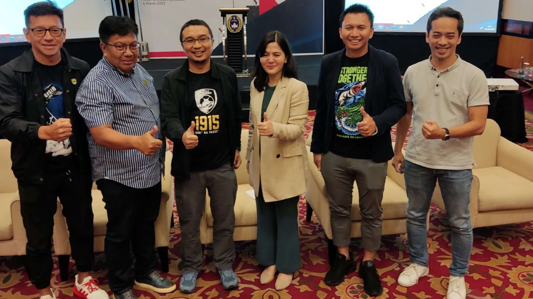 Waketum PSSI, Ratu Tisha Destria (tengah) bersama sejumlah pimpinan klub, usai sarasehan klub Liga 1 dan 2 di Hotel Sheraton, Surabaya, Sabtu 4 Februari 2023. (Foto: Fariz Yarbo/Ngopibareng.id)