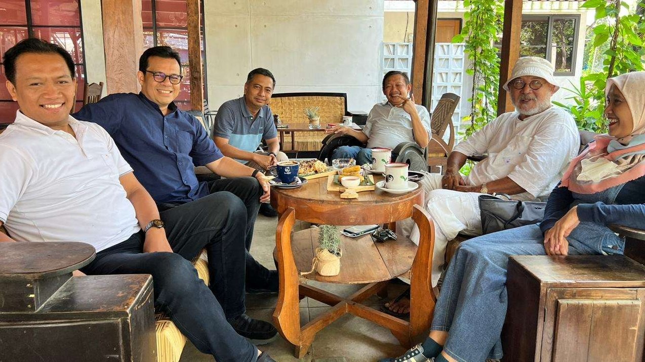 Staf Khusus Menteri BUMN (dua dari kiri) saat berkunjung ke Kantro Redaksi Ngopibareng.id.