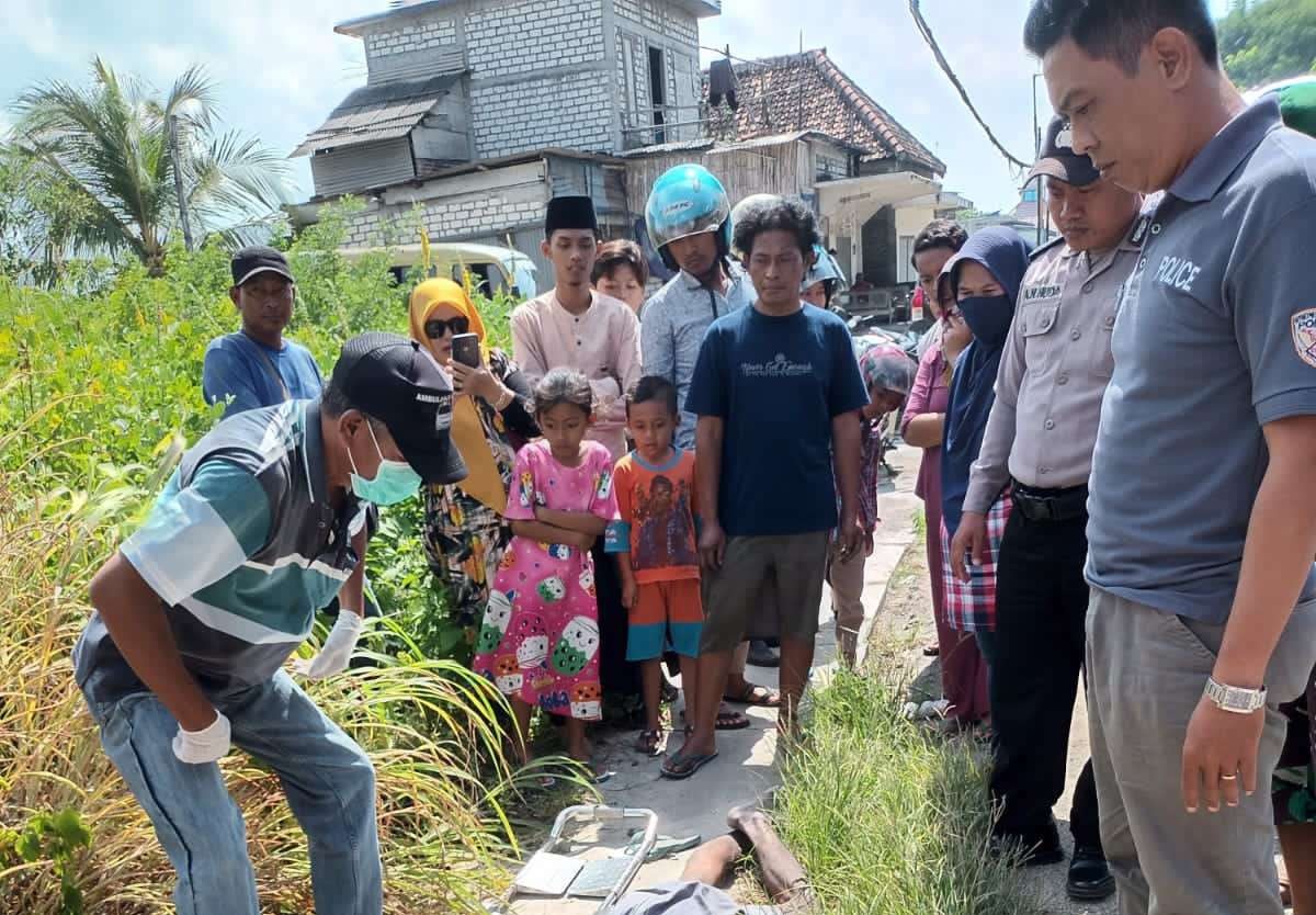 Mayat korban saat ditemukan warga di Dusun Bulutrate, Desa Sumurgenuk, Babat, Lamongan, Jawa Timur. (Foto: Istimewa)