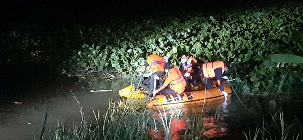 Jenazah pria tanpa identitas ditemukan mengapung di aliran sungai Konto Rolak 70 di Desa Juwet Kecamatan Kunjang Kabupaten Kediri, Jumat 3 Maret. (Foto: Istimewa)