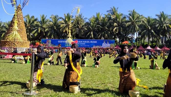 200 siswa SMP Negeri se-Kecamatan Sumberjambe, Jember saat menampilkan tarian Padumbe di Alun-alun Jember (Foto: Rusdi/Ngopibareng.id)