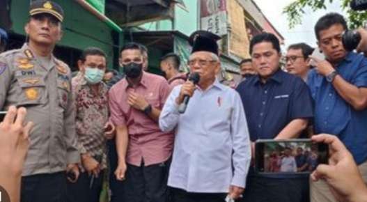 Wapres KH Ma'ruf Amin memberi keterangan kepada wartawan setelah meninjau lokasi kebaran di Depo Pertamina Plumpang ( Foto: BPMI Setwapres)