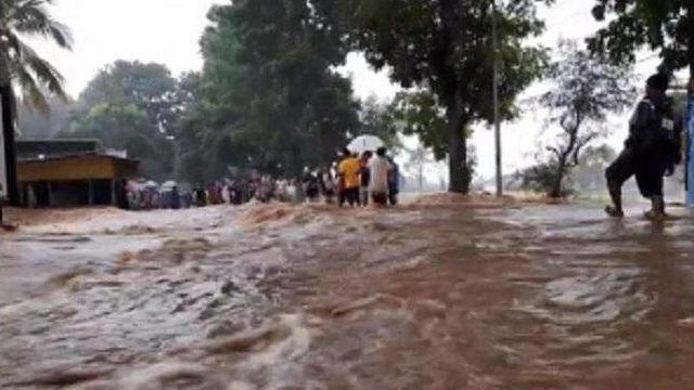 Banjir bandang menerjang sejumlah wilayah di Bondowoso, Minggu, 5 Maret 2023. Selain menerjang permukiman warga, banjir juga memutus akses jalan nasional Bondowoso-Jember. (Foto: Instagram)