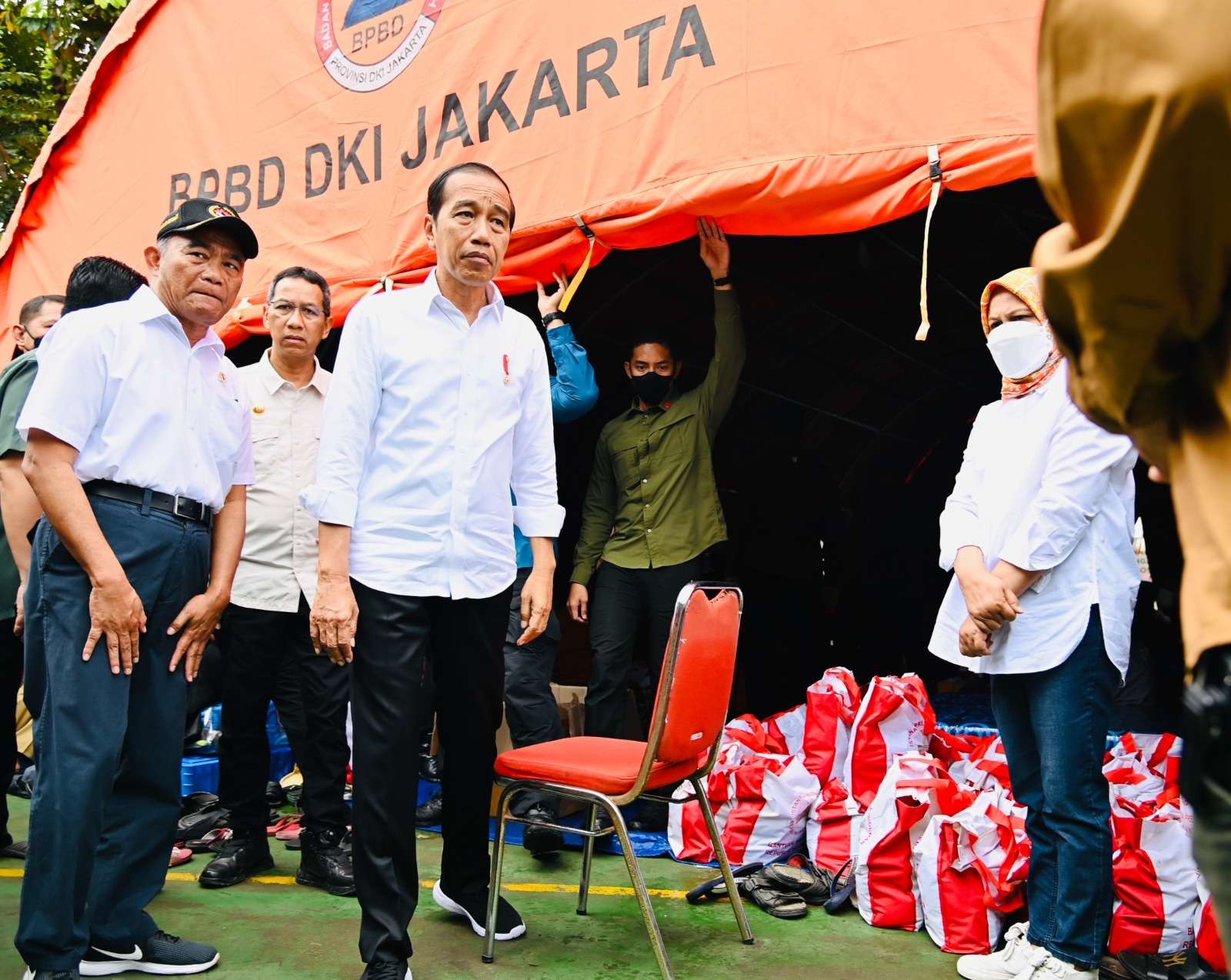 Menko PMK Muhadjir Effendy mendampingi Presiden Joko Widdodo bersama Ibu Iriana Joko Widodo meninjau tempat pengungsian korban kebakaran Depo Pertamina di Plumpang, Jakarta, Minggu, 5 Maret 2023. (Foto: Dok Kemenko PMK)