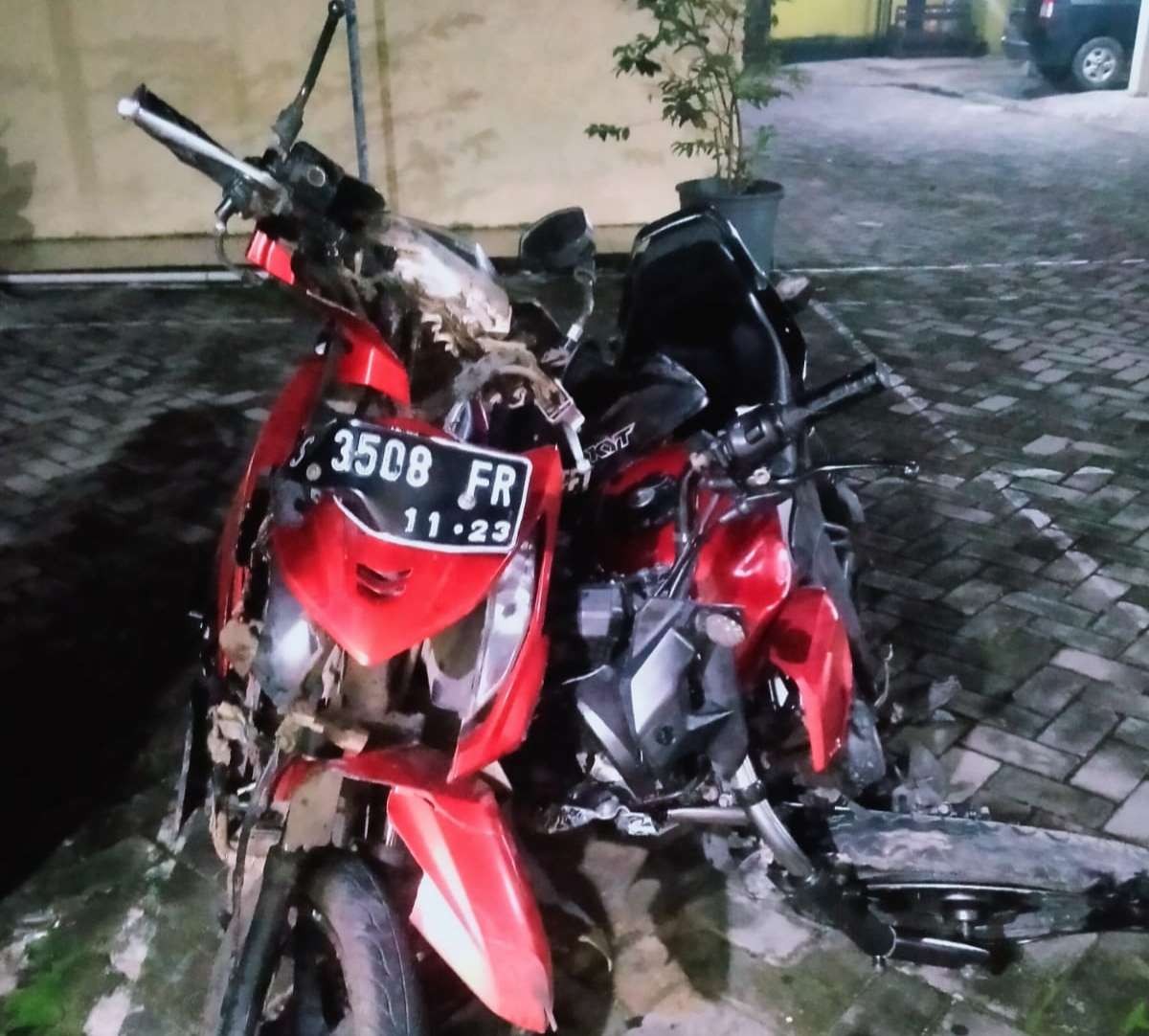 Dua motor yang terlibat kecelakaan lalulintas di Tuban ringsek. (Foto: dok. Polres Tuban)