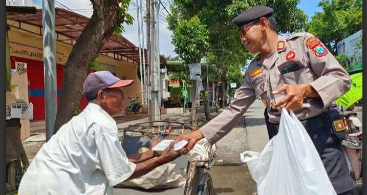 Anggota Satsamapta Polres Situbondo bagikan nasi bungkus ke tukang becak di tengah patroli rutin kamtibmas. (foto:guido/ngopibareng.id)