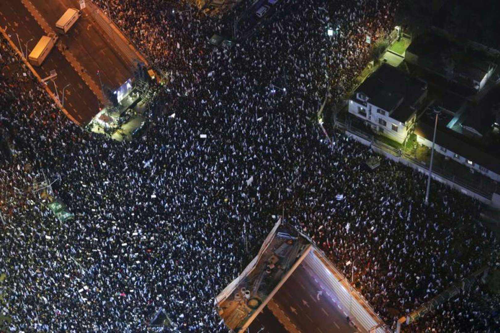 Puluhan ribu orang Israel protes terhadap rencana oleh pemerintah baru Perdana Menteri Benjamin Netanyahu untuk merombak sistem peradilan, di Tel Aviv, Israel, Sabtu, 4 Maret 2023. (Foto: AP)