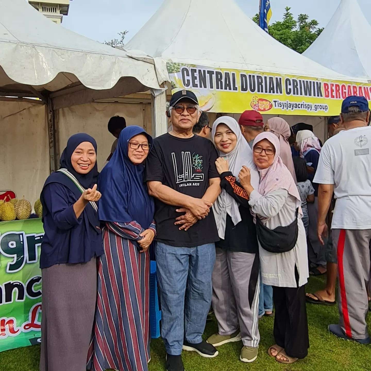 KH Ahmad Mustofa Bisri (Gus Mus) saat hadir pada acara Pesta Durian di Rembang. (Foto: ybs)