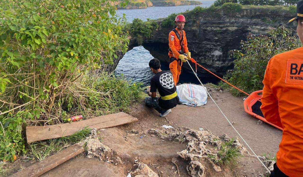 Petugas SAR bersiap menuruni tebing untuk mengevakuasi wisatawan asal India yang terjatuh. (Foto: Basarnas Bali)