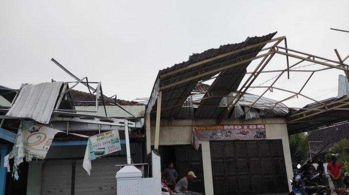Ratusan rumah di Madiun alami rusak akibat angin puting beliung. (Foto: Ant)