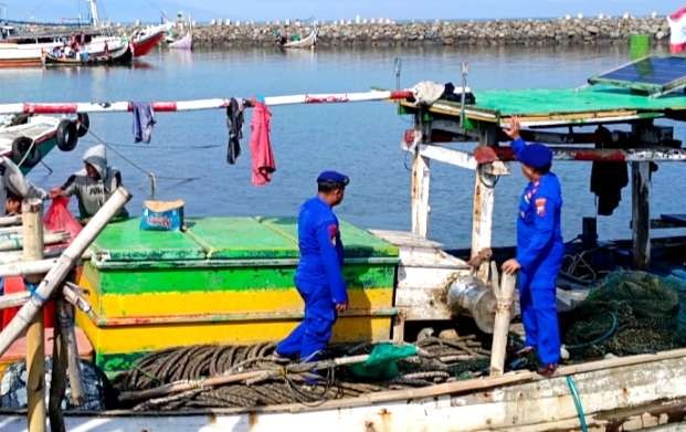 Anggota Satpolairud Polres Situbondo mengamankan perahu nelayan menangkap ikan dengan cantrang di zona perairan dilarang. (Foto: Humas Polres Situbondo)