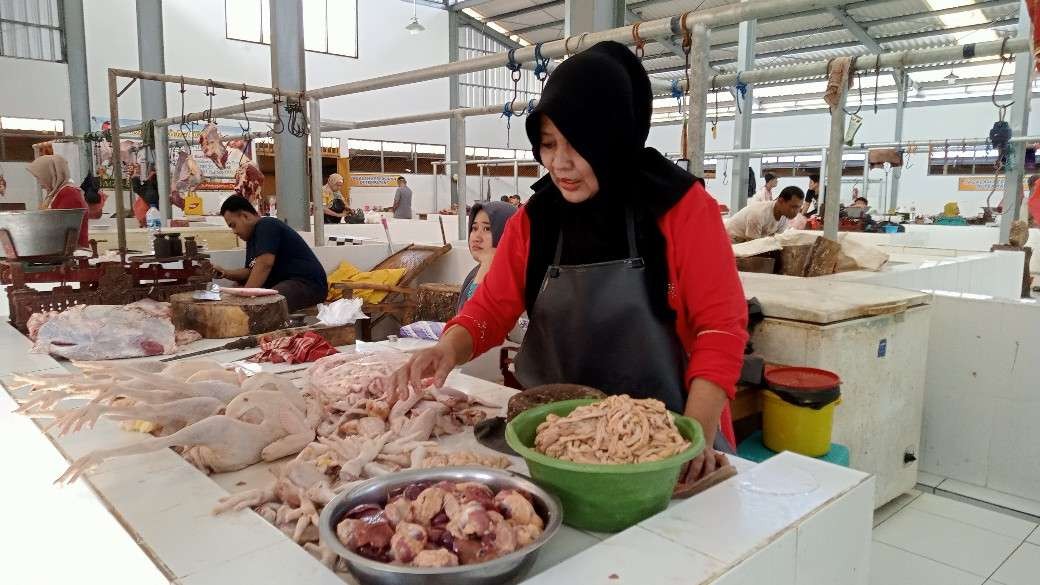 Penjual harga daging ayam di pasar baru Tuban (Foto: Khoirul Huda/Ngopibareng.id)