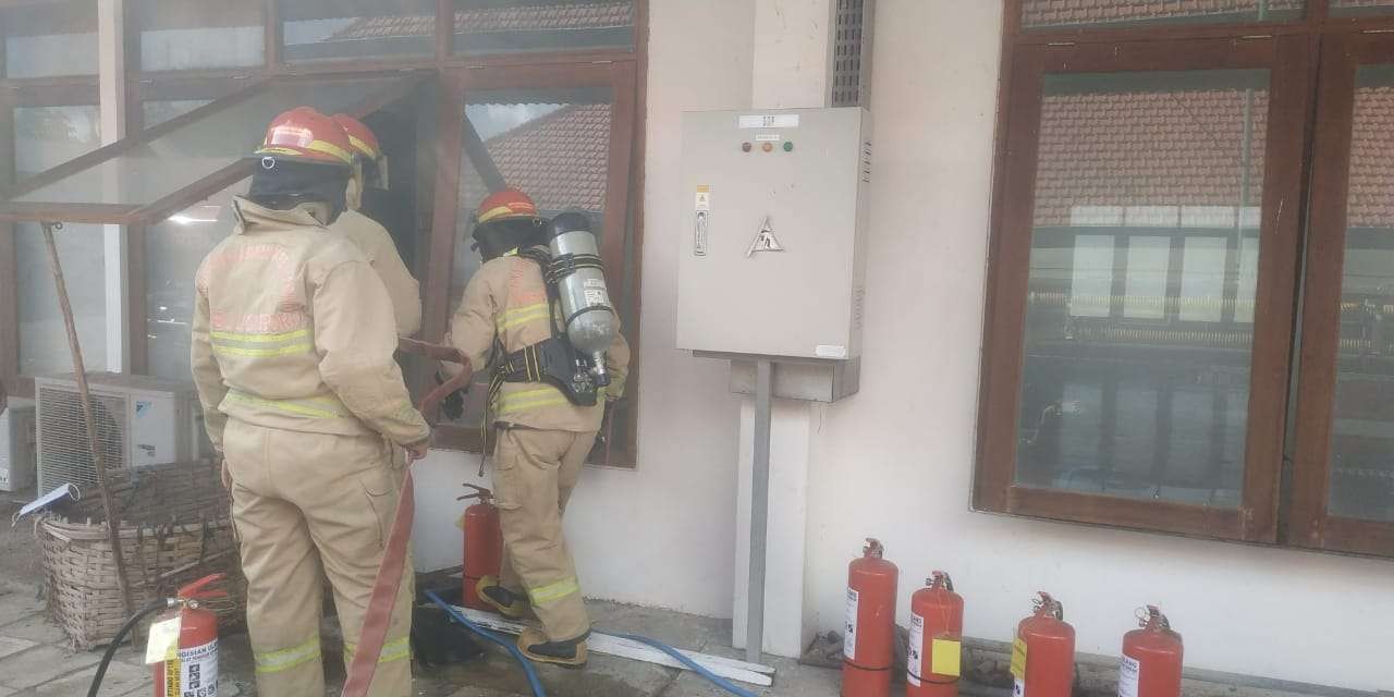 Petugas dari Damkar Bojonegoro melakukan pemadaman atas kebakaran di Kantor PT Gudang Garam di Desa Kedungbendo, Kecamatan Balen, Kabupaten Bojonegoro kebakaran pada Senin 6 Maret 2023. (Foto: dok Damkar Bojonegoro)