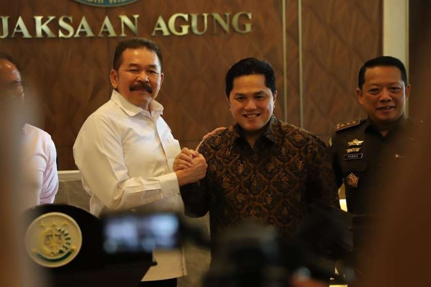 Jaksa Agung ST Burhanuddin bersama Menteri BUMN Erick Tohir di Kantor Kejagung RI, Senin 6 Maret 2023. (Foto: dok/Kejagung)