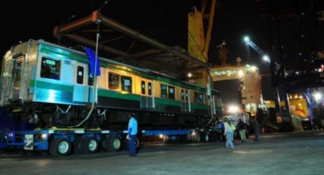 Gerbong KRL bekas dari Jepang tiba di Pelabuhan Tanjung Priok, Jakarta Utara, pada 16 November 2013. (Foto: Dokumentasi PT KAI)