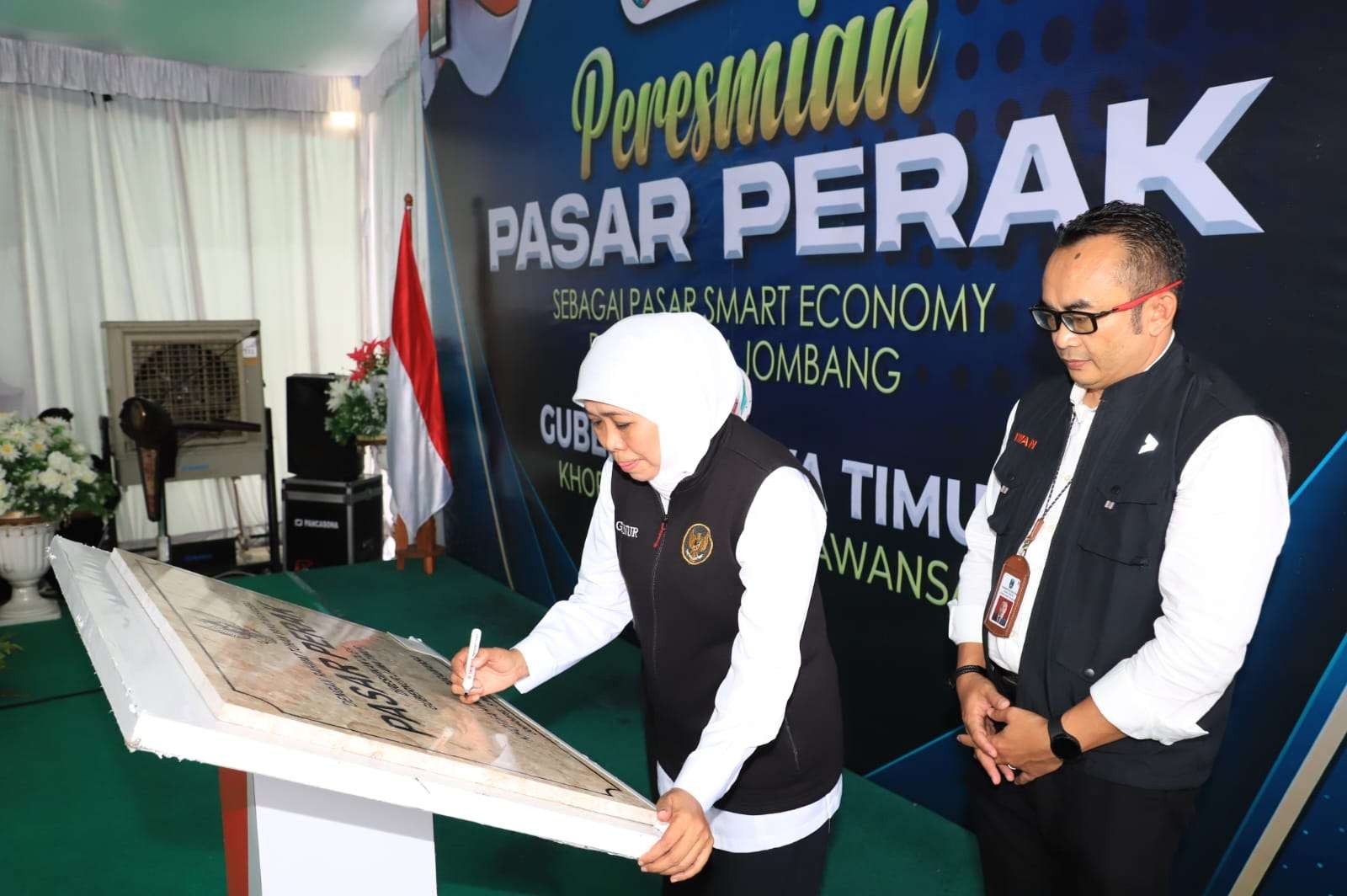 Gubernur Jawa Timur, Khofifah Indar Parawansa meresmikan Pasar Perak Jombang, Senin 6 Maret 2023. (Foto: Pemprov Jatim)