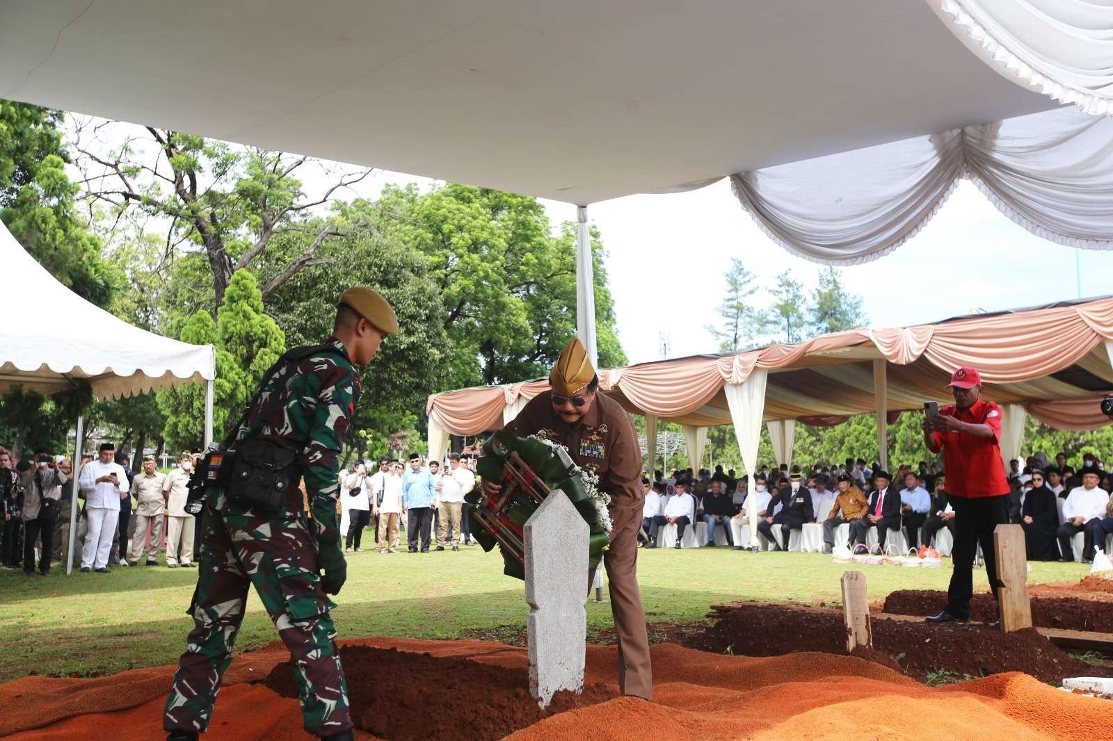 Pemakaman mendiang Letjen TNI (purn) Azwar Anas, Menteri Koordinator Bidang Kesejahteraan Rakyat RI ke-8 di TMP Kalibata, Jakarta, Senin 6 Maret 2023. (Ilustrasi: Fa-Vidhi/Ngopibareng.id)